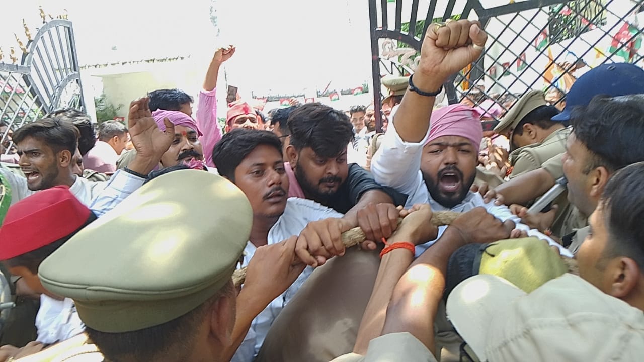 SP workers staged a sit-in at the office and scuffled with the police.