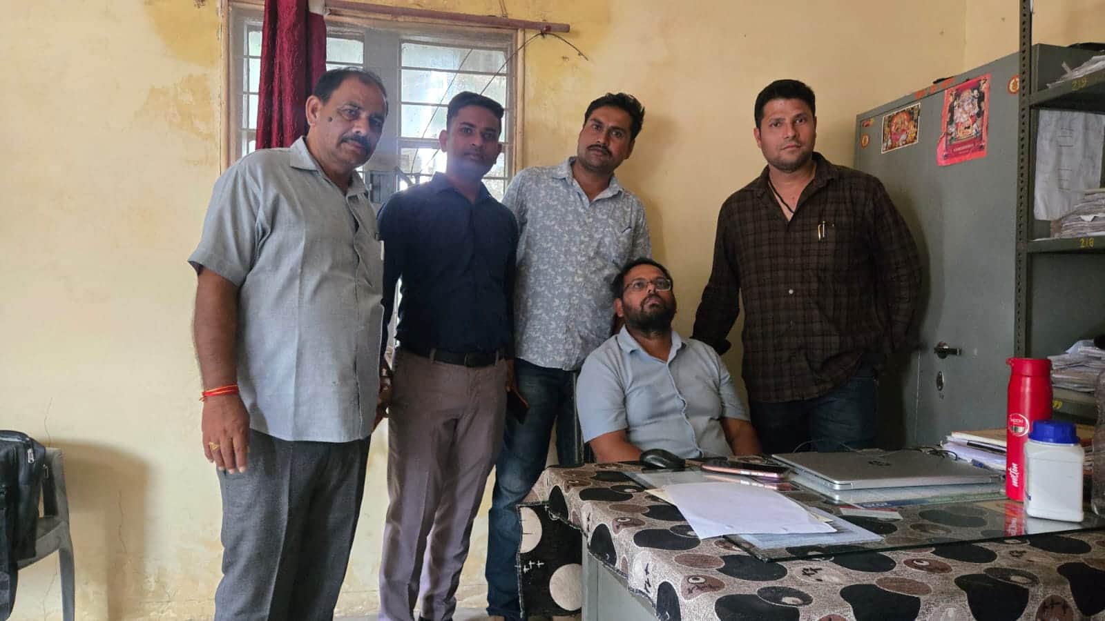 लोकायुक्त टीम कार्रवाई करते हुए