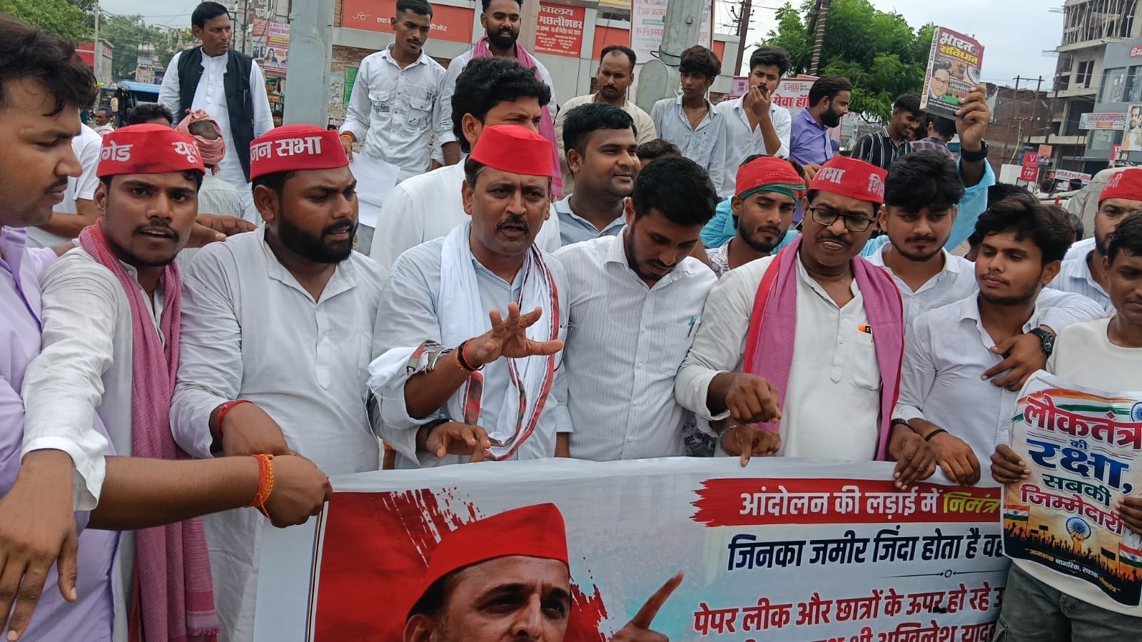 मछलीशहर नगर के चुंगी चौराहे से निकले सपा के जुलूस का नेतृत्व करते विधानसभा क्षेत्र अध्यक्ष सूर्