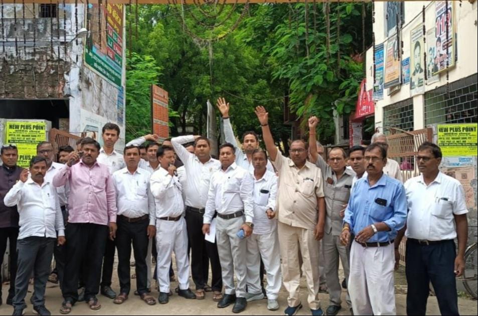 मछलीशहर तहसील गेट पर दिल्ली में हुए लाठी चार्ज के विरोध में प्रदर्शन करते अधिवक्ता। स्रोत-अधिवक