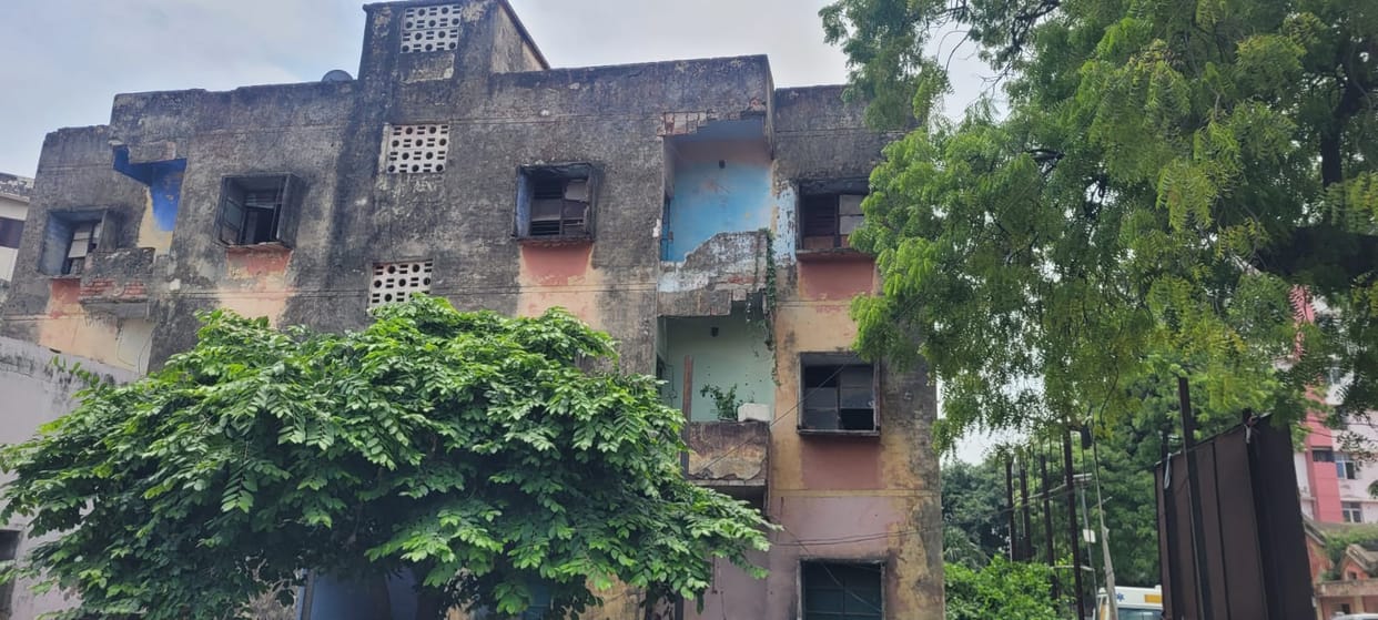 Principal issues notice to staff to vacate dilapidated quarters.