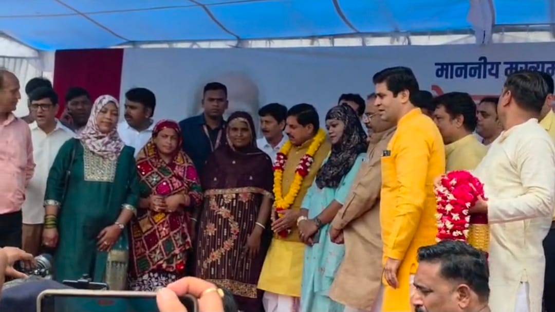 मुख्यमंत्री का इंदौर एयरपोर्ट पर सम्मान किया गया।