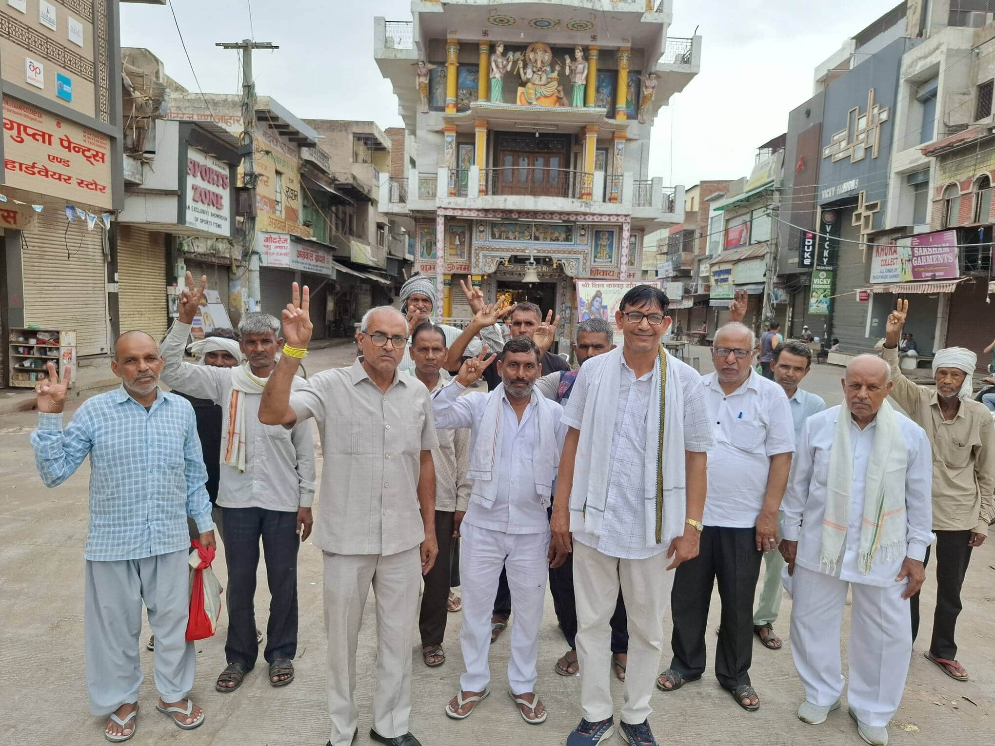 मोती चौक स्थित घंटेश्वर मंदिर के सामने बैठक करते मंच के पदाधिकारी व मजदूर वर्ग। स्त्रोत: संगठन