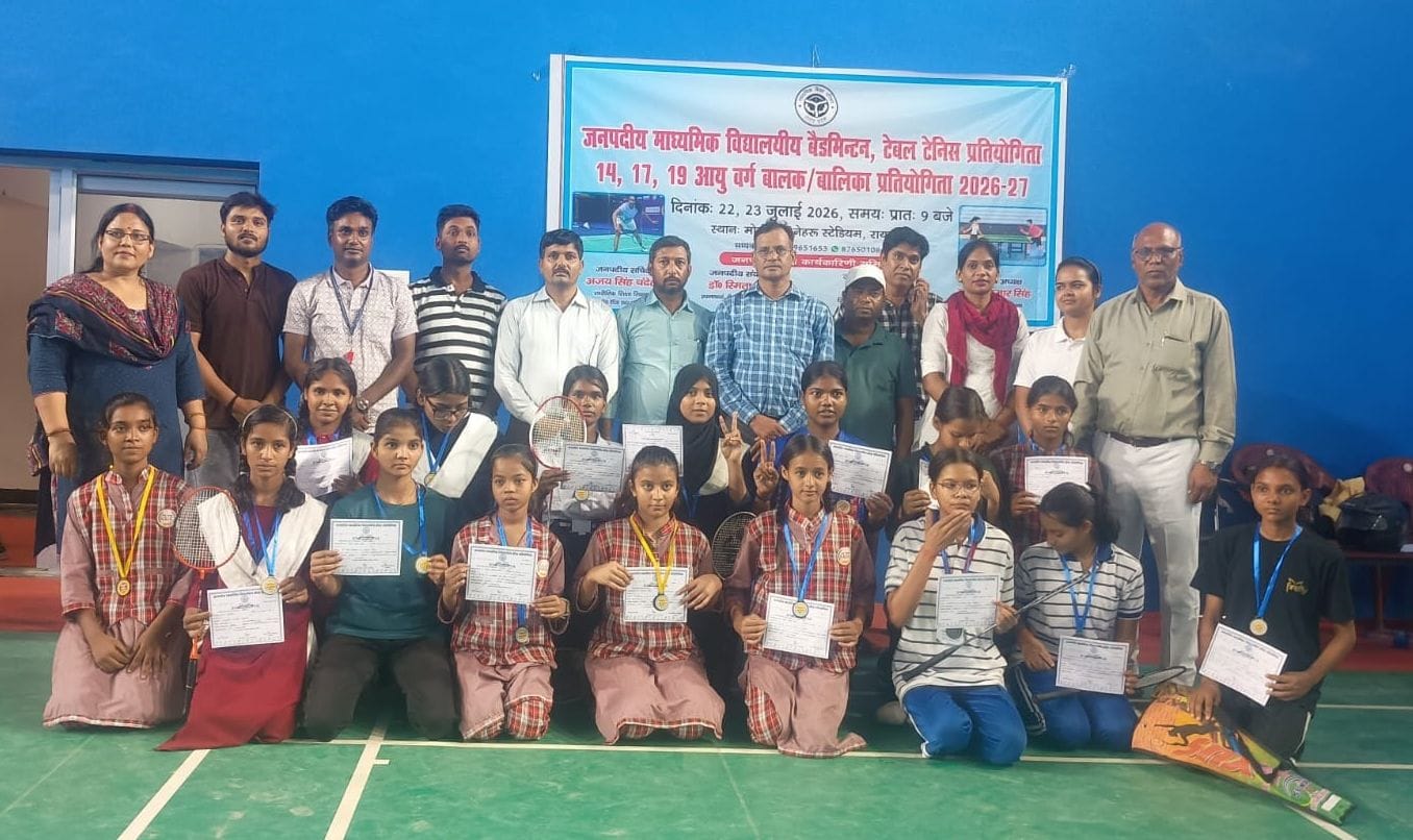 मोतीलाल नेहरू स्टेडियम में जनपदीय माध्यमिक विद्यालयीय बैडमिंटन प्रतियोगिता के सम्मानित हुए विजे