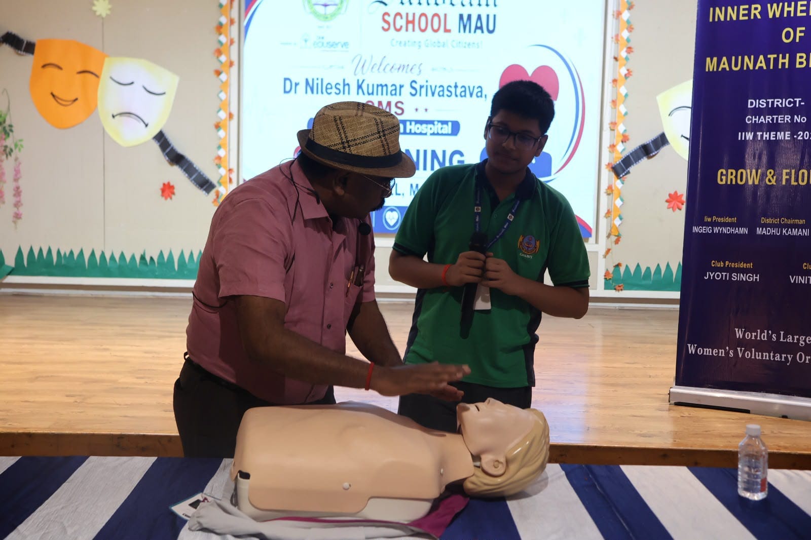नगर के अलीनगर स्थित एक स्कूल में सीपीआर का प्रशिक्षण देते जिला महिला अस्पताल के सीएमएस डा.निल