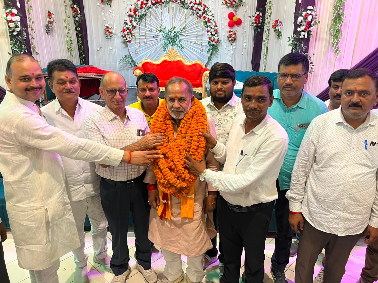 नगर के गाजीपुर तिराहा स्थित एक प्लाजा में उत्तर प्रदेश माध्यमिक शिक्षक संघ के शिक्षक एमएलसी के