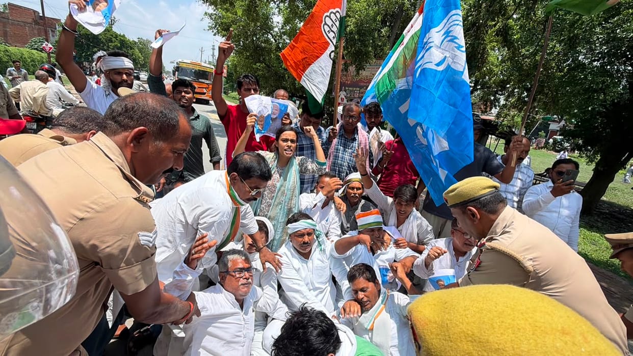 Congress workers staged a protest against the lathi-charge.