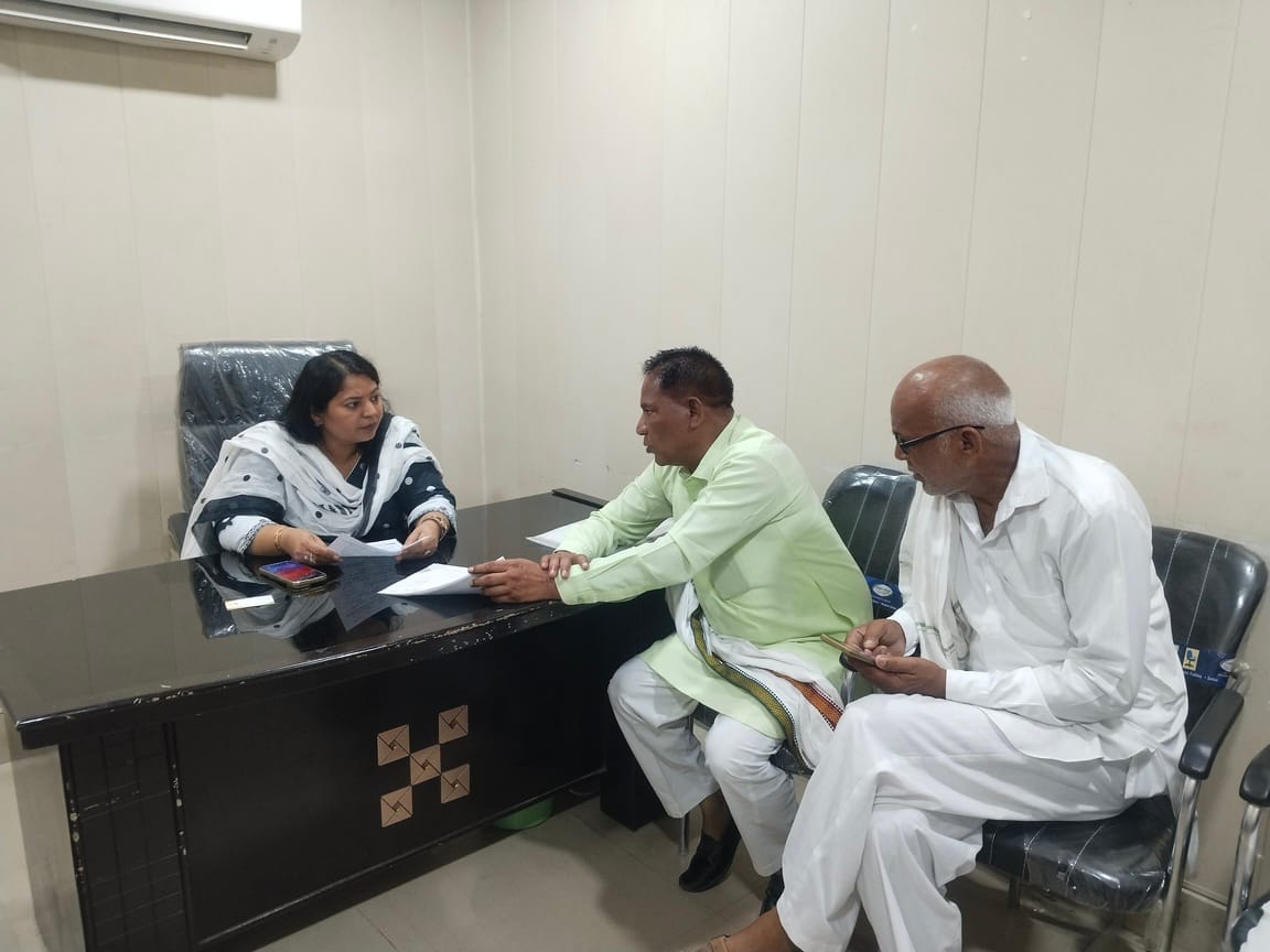 नगर परिषद कार्यालय में समस्याएं सुनतीं  उपप्रधान। संवाद