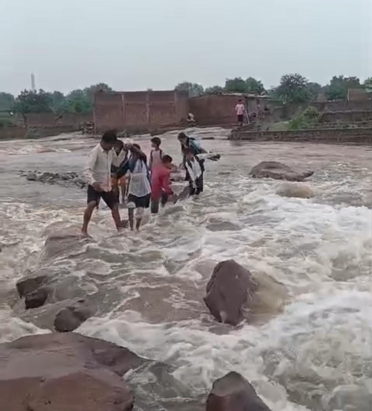 जोखिम में जान डालकर इस तरह आते-जाते हैं गांव के लोग।