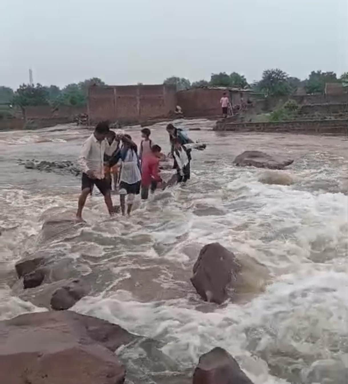 जोखिम में जान डालकर इस तरह आते-जाते हैं गांव के लोग।
