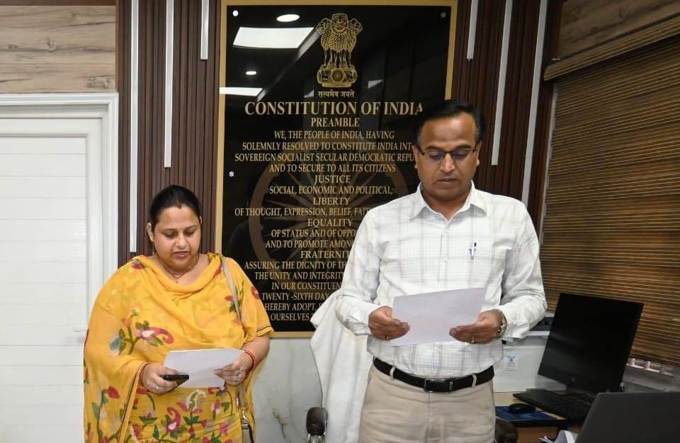 The SDM administered the oath of office and secrecy to the Municipal Council President and Vice-President.