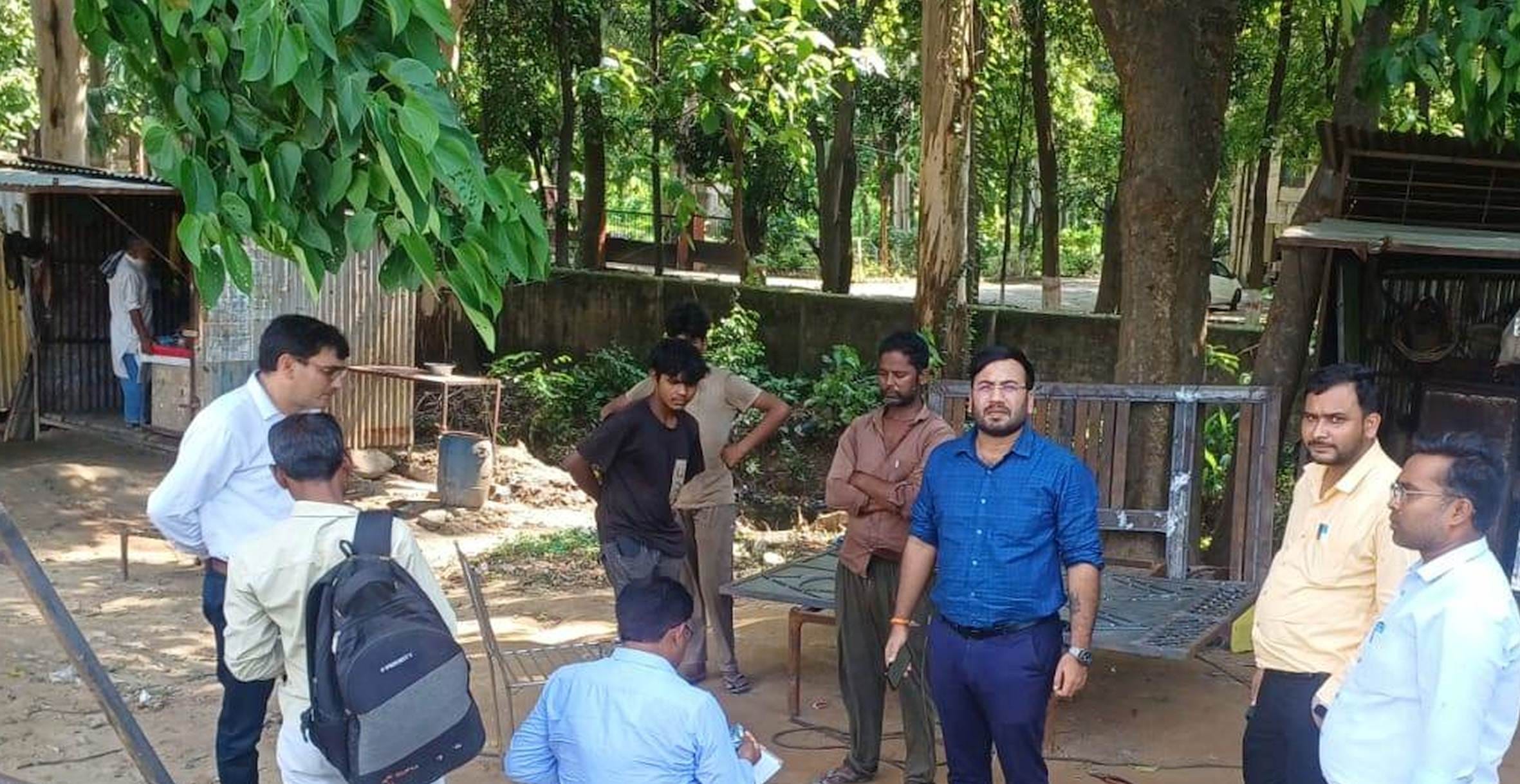 नानपारा में बाल श्रम के खिलाफ छापा मारकर कार्रवाई करते एसडीएम।