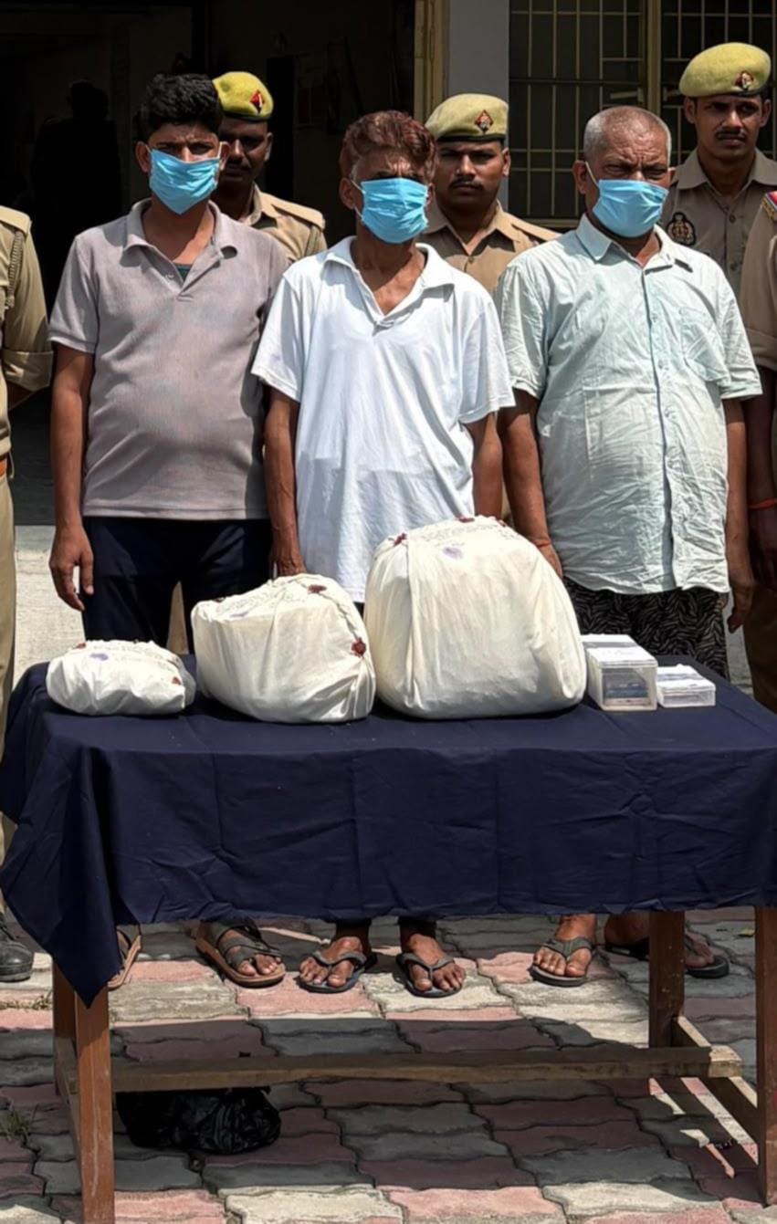 Three arrested with 5.750 kg of cannabis; vehicle seized.
