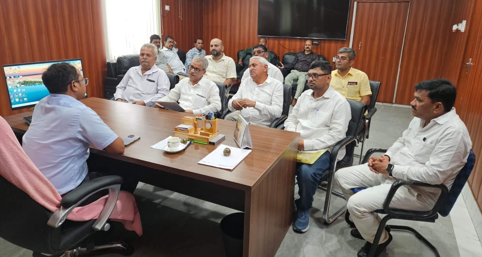 पीडीडीयू टीआरएस शेड में सीनियर डीईई से वार्ता करते ईसीआरएमसी के पदाधिकारी। स्रोत:-जागरूक पाठक