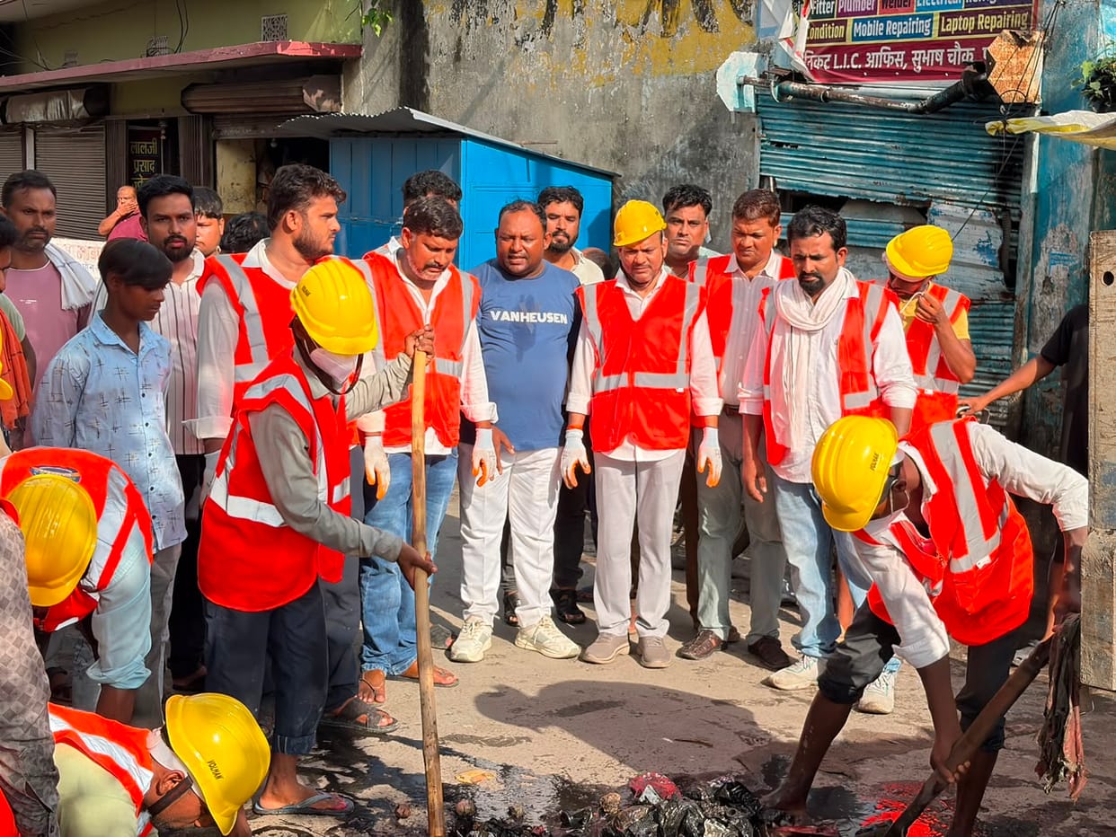 The municipality had the accumulated soil cleaned from the drains and the road.