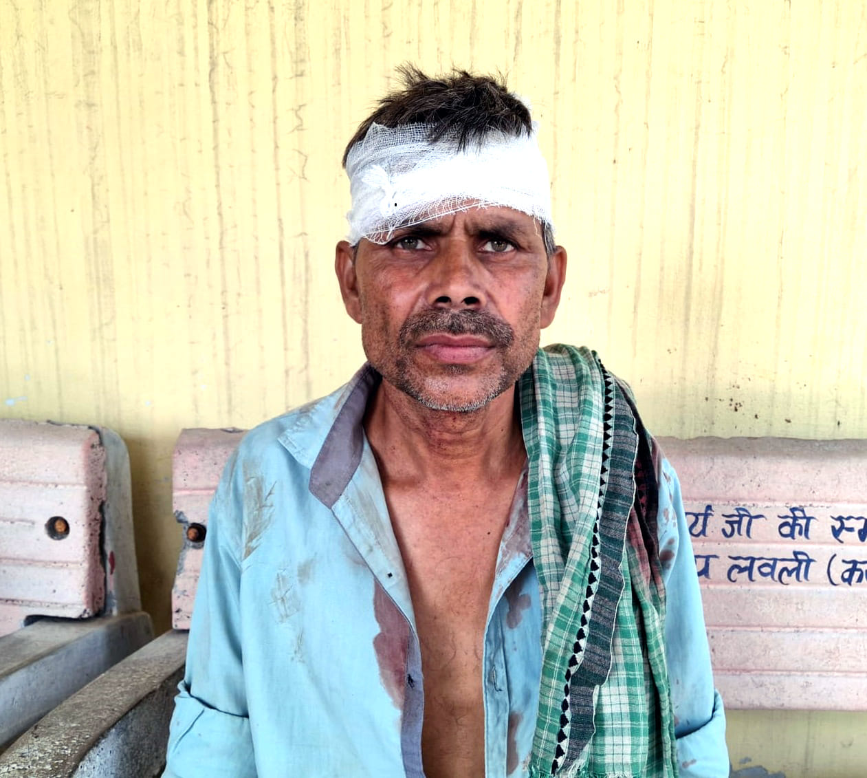 पहासू के सोही गांव में हुए विवाद के बाद घायल रमी सिंह। संवाद