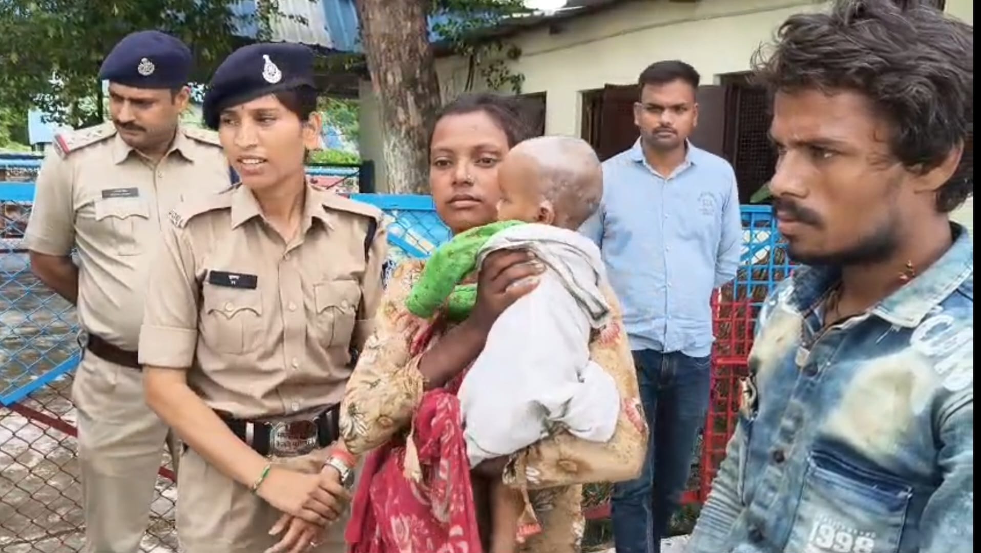 पुलिस के साथ बच्ची के परिजन