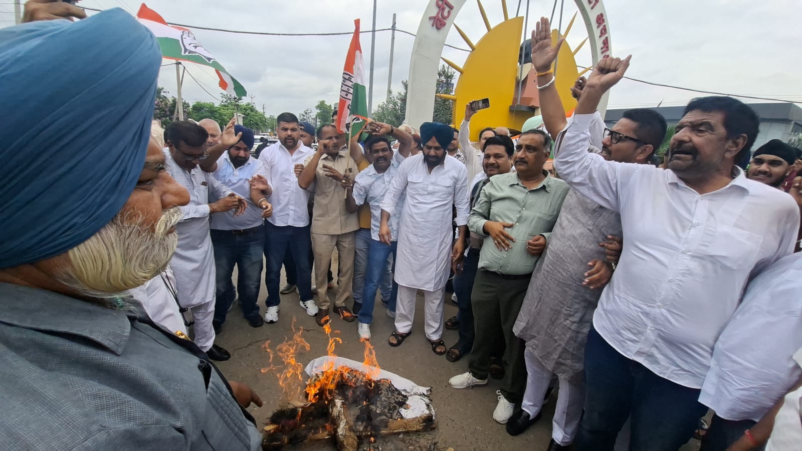 पॉलीटेक्निक चौक पर केंद्र सरकार का पीएम का पुतला फूंकते कांग्रेसीजन। संवाद