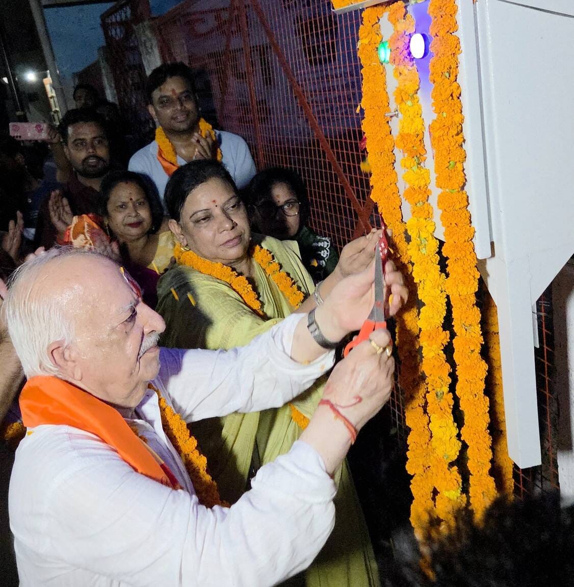 पलिया में डिज़ाइनर स्ट्रीट लाइटों का लोकार्पण करते वरिष्ठ समाजसेवी मानिक चंद्र अरोड़ा। संवाद
