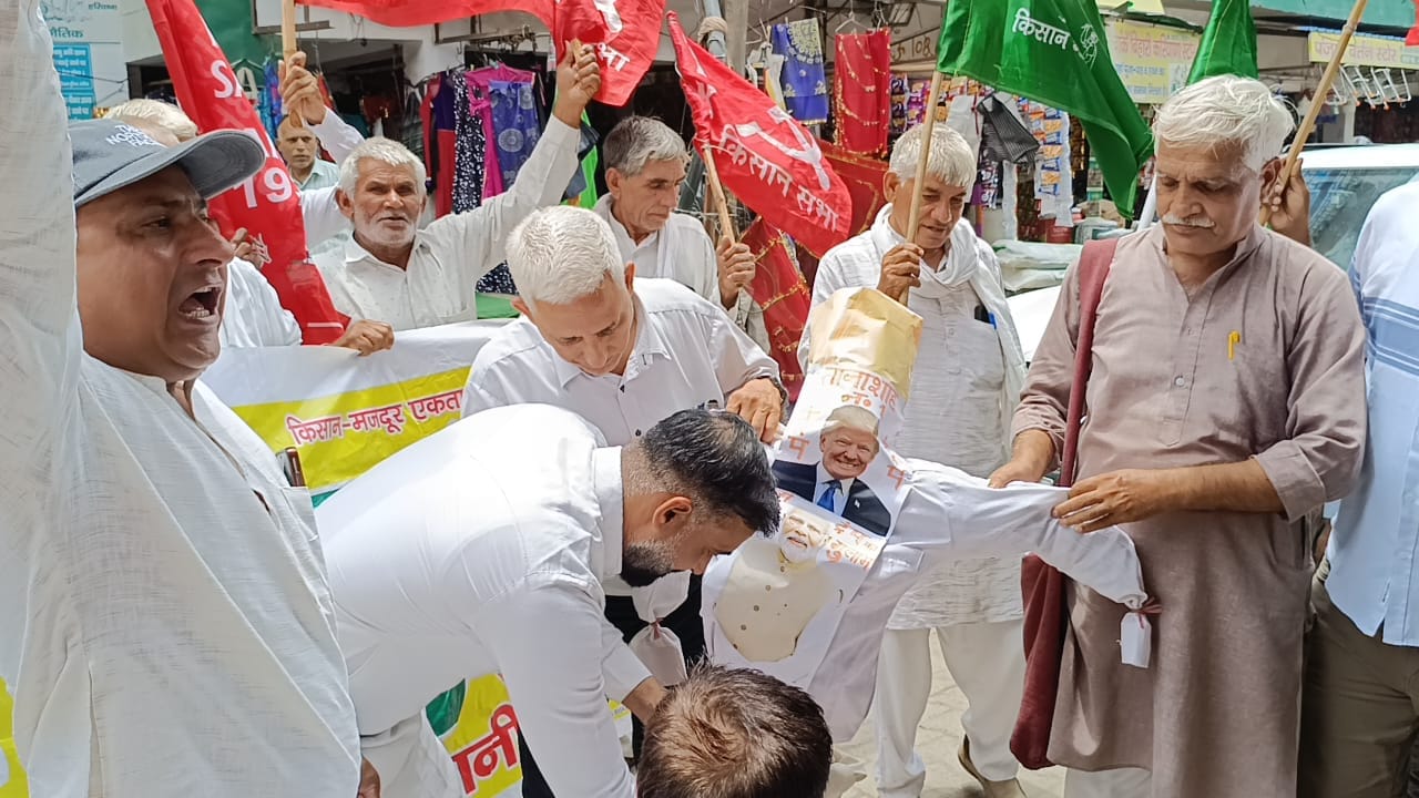 पानीपत में पुतला फूंकने एसकेएम के सदस्य। स्रोत : यूनियन