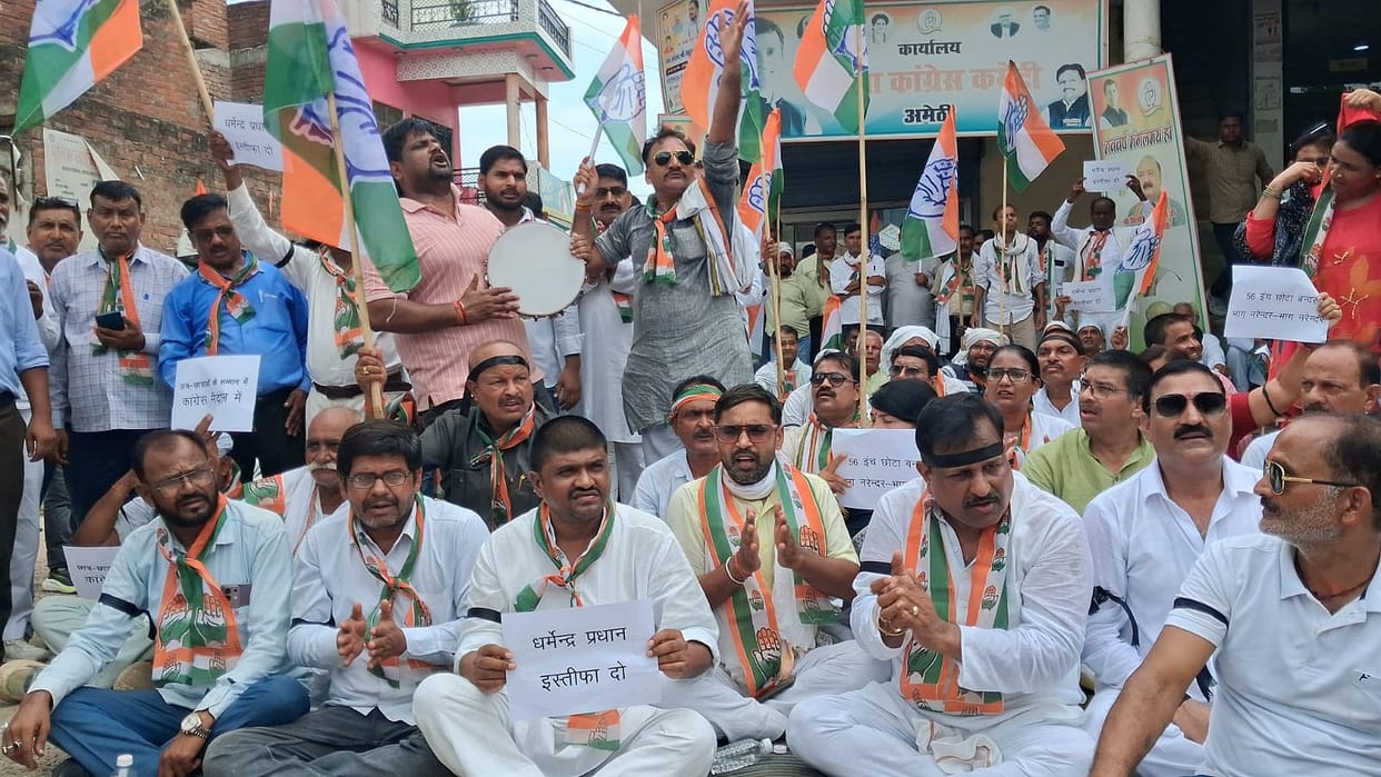 Congress holds a sit-in protest against Rahul Gandhi's arrest.