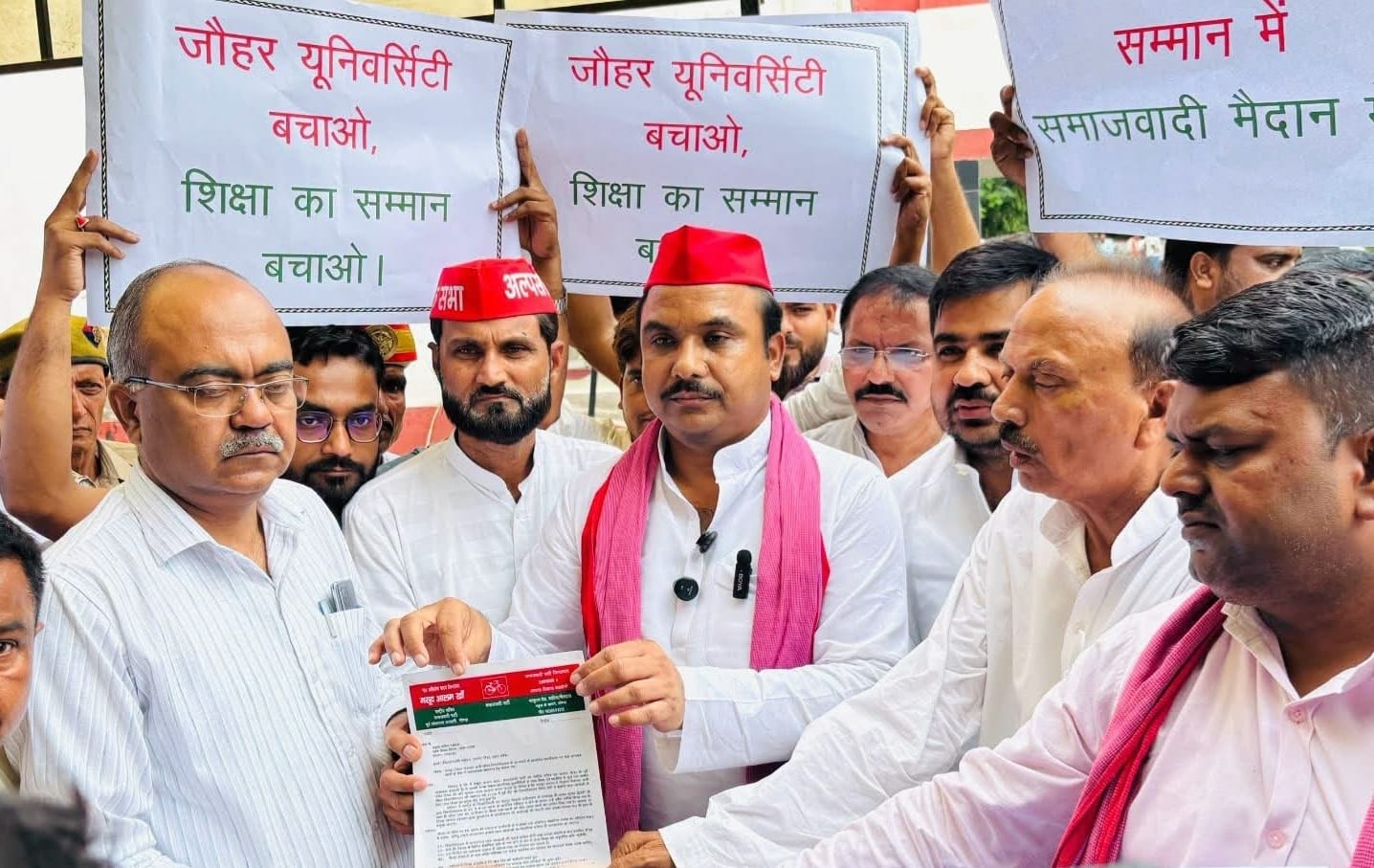 प्रदर्शन करते सपा कार्यकर्ता।