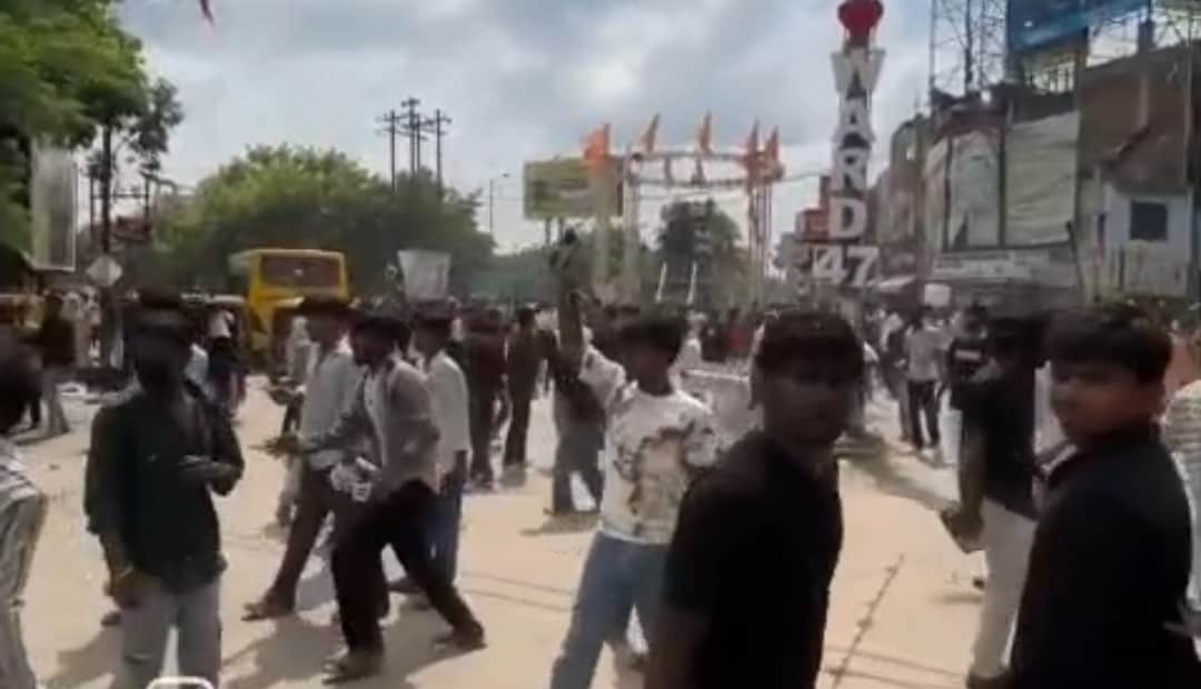 पथराव करते उपद्रवी