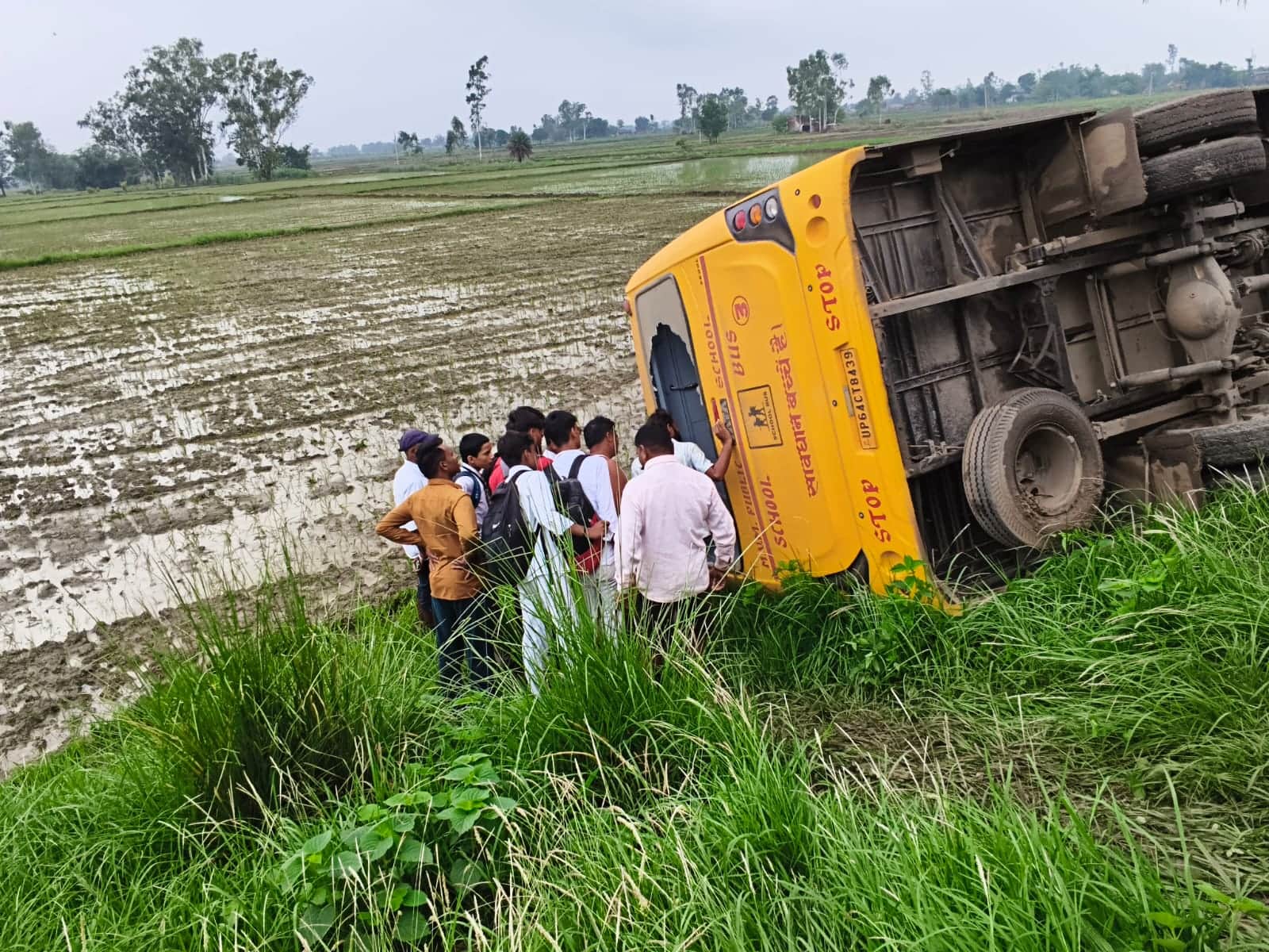 रॉबर्ट्सगंज के देवरी के पास पलटी स्कूल बस। 