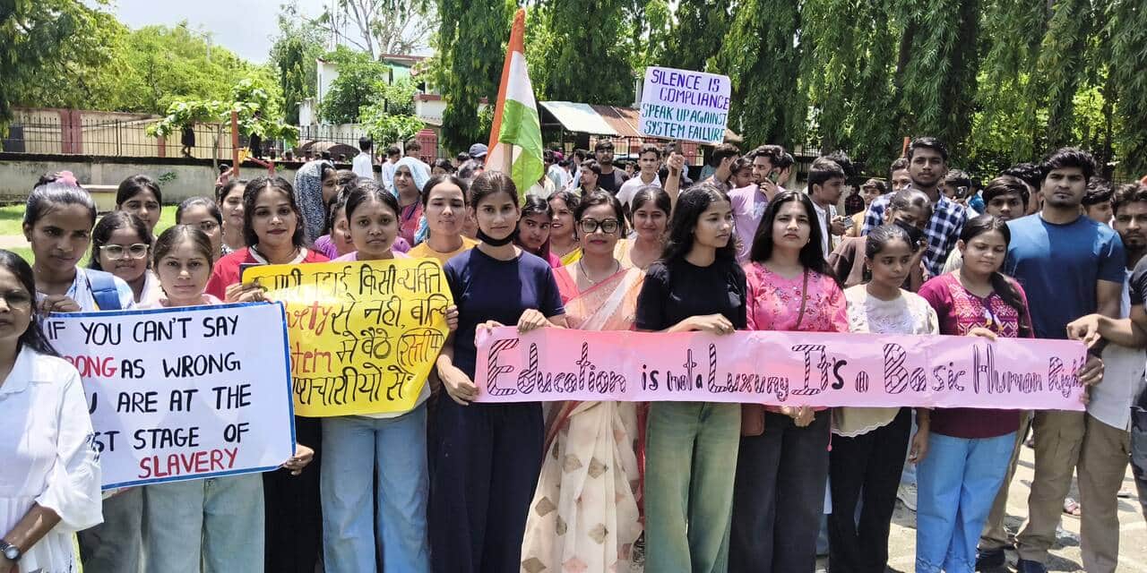 रॉबर्ट्सगंज में शिक्षा मंत्री धर्मेंद्र प्रधान के विरोध प्रदर्शन करते छात्र-छात्रा।