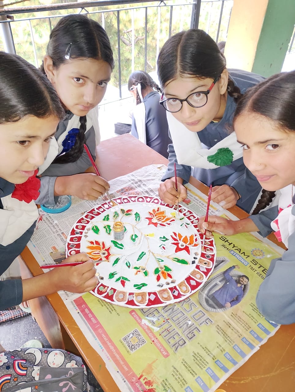 रचनात्मक गतिविधियों में भाग लेती कस्तूरबा गांधी छात्रावास तीसा की छात्राएं। विभाग