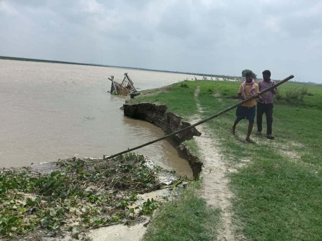 2.73 lakh cusecs of water were released into the Saryu again, with rapid erosion spreading 150 meters into the Kuphupain river