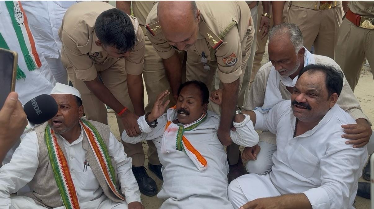 सुजानगंज-कांग्रेस जिलाध्यक्ष डा. प्रमोद कुमार सिंह को हाउस अरेस्ट करती पुलिस। स्रोत-पार्टी कार्