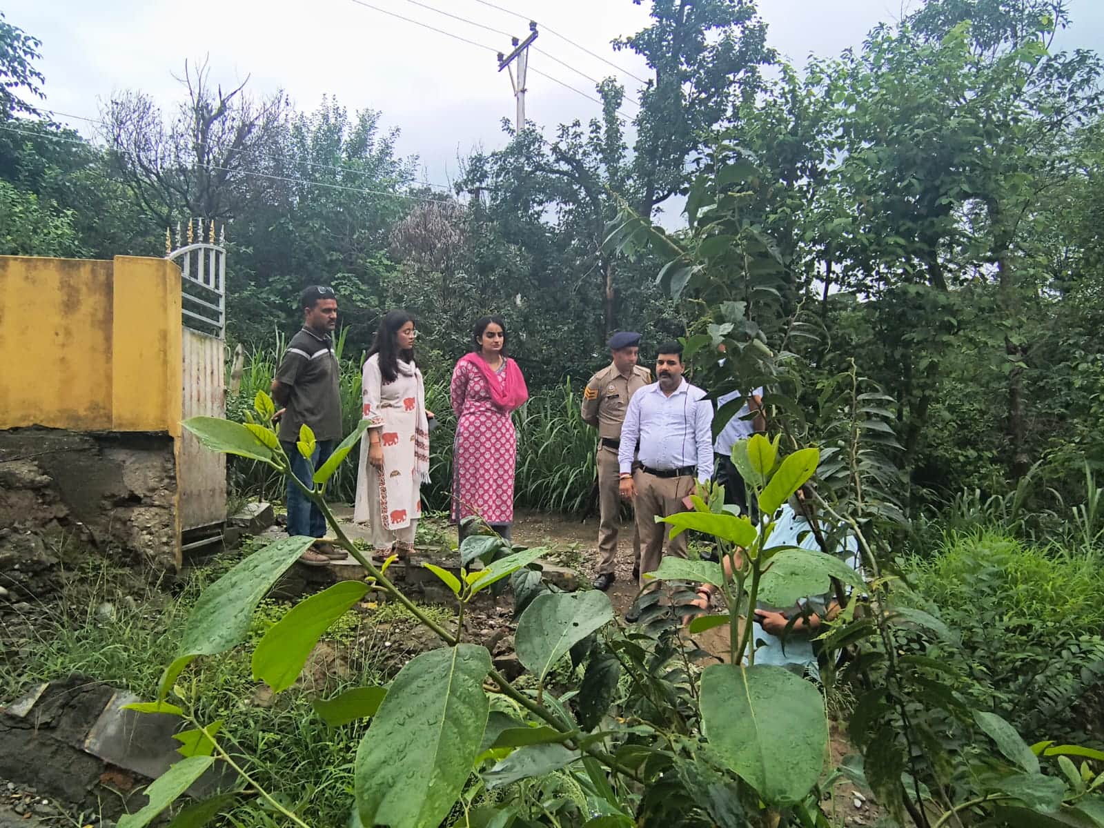 सुजानुपर में विकास कार्यों का जायजा लेतीं उपायुक्त। स्रोत : जनसंपर्क विभाग