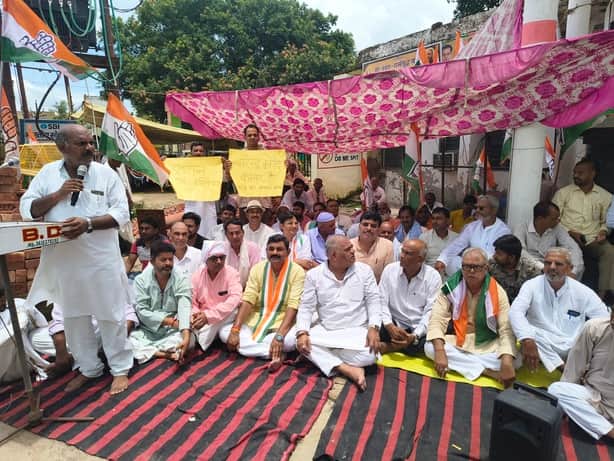 Congress staged a sit-in protest against the lathi-charge on students and the arrest of Rahul Gandhi.