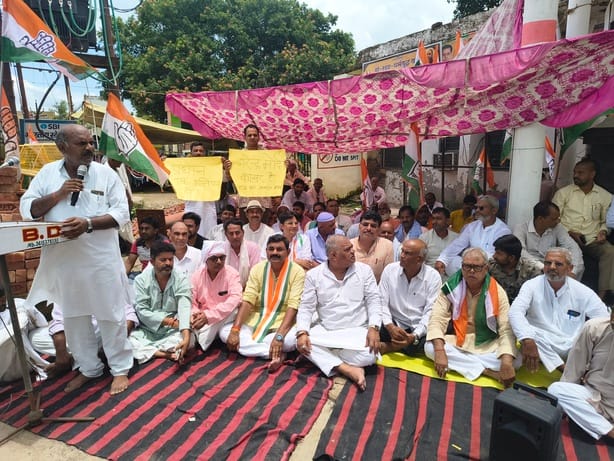 Congress staged a sit-in protest against the lathi-charge on students and the arrest of Rahul Gandhi.