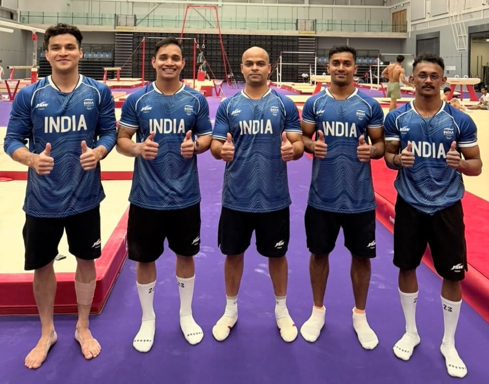 स्कॉटलैंड रवाना होने से पहले योगेश्वर सिंह अन्य खिलाड़ियों के साथ। विभाग