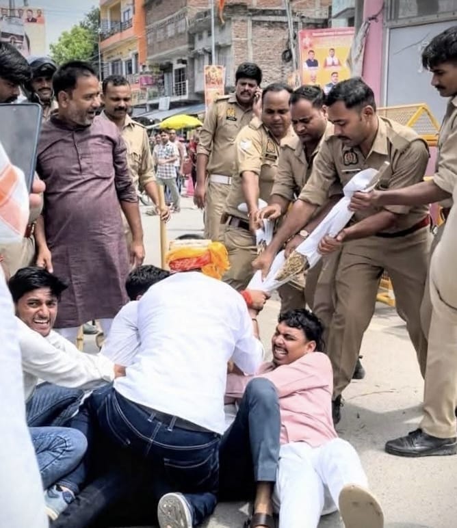 सिकंदरपुर कस्बा में केंद्रीय शिक्षा मंत्री धर्मेंद्र प्रधान के प्रतीकात्मक पुतला के लिए छीना-झ
