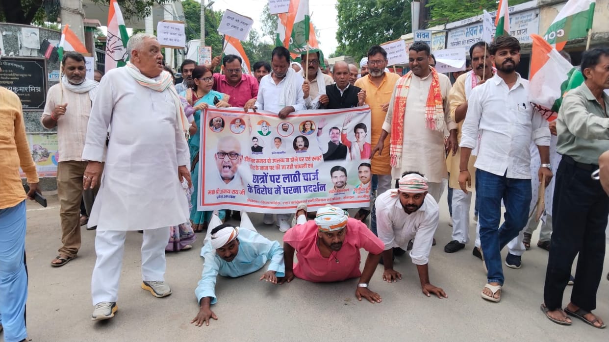Congress workers burned an effigy of the Union Education Minister.