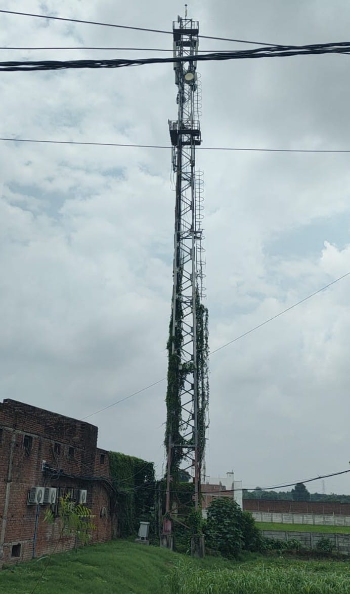 सरायजगदीश में टावर पर चढ़ा ट्रक चालक । संवाद