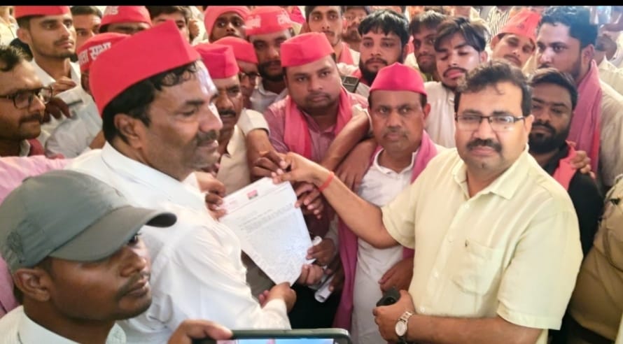 सिधौली में एसडीएम को ज्ञापन सौंपते पदाधिकारी। संवाद