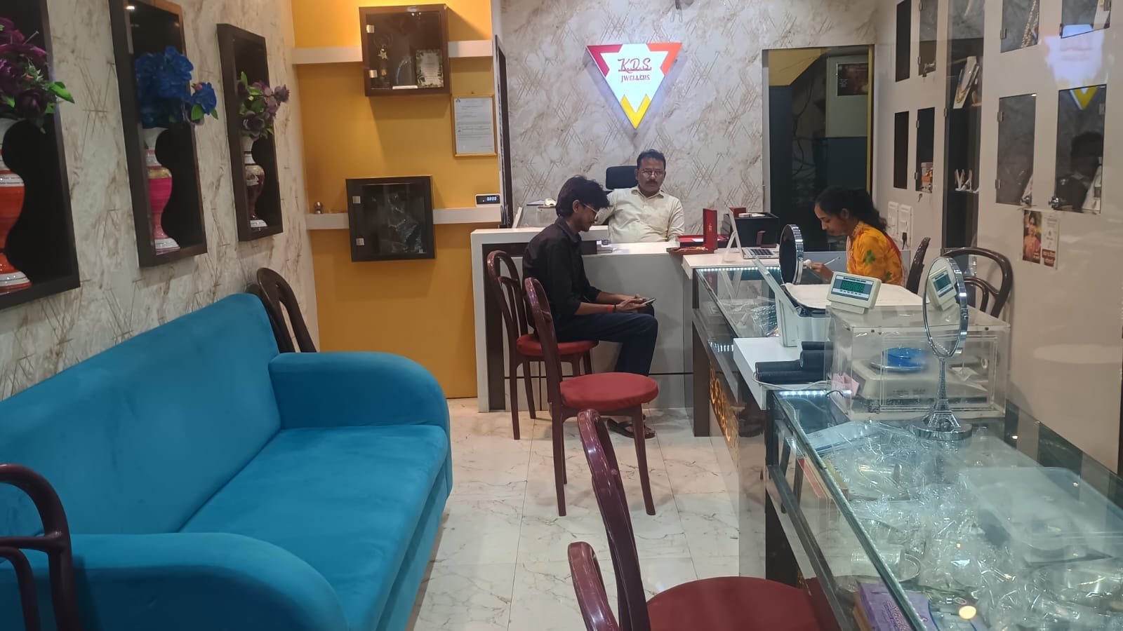 शहर के सकलेनाबाद में सूनसान पड़ी सर्राफा की दुकान। संवाद