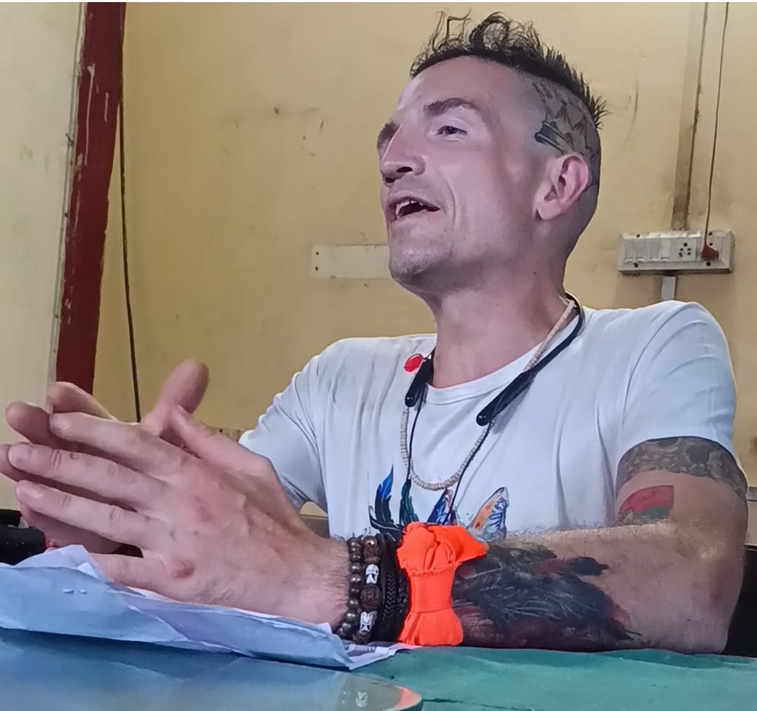 Foreigner enters police outpost, walks out with Sub-Inspector's cap and baton; beaten by youths in Mukimganj.Foreigner enters police outpost, walks out with Sub-Inspector's cap and baton; beaten by youths in Mukimganj.
