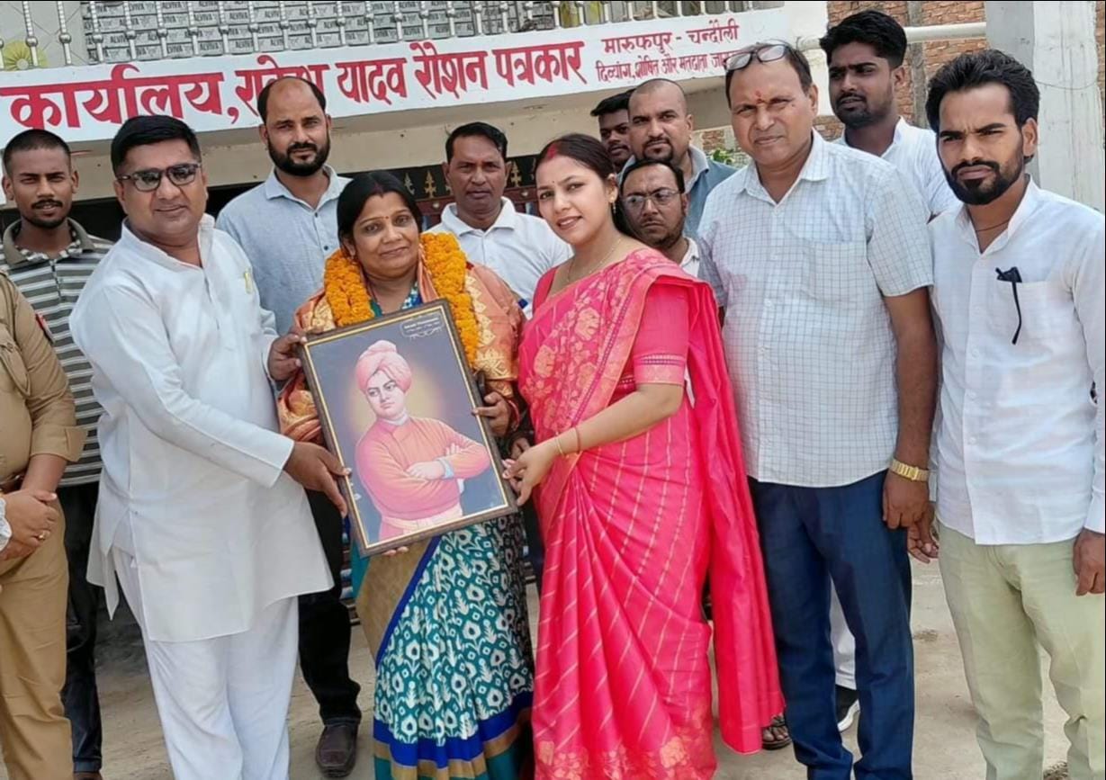 टांडाकला के मारुफपुर में राज्य महिला आयोग की सदस्य का स्वागत करते लोग। संवाद