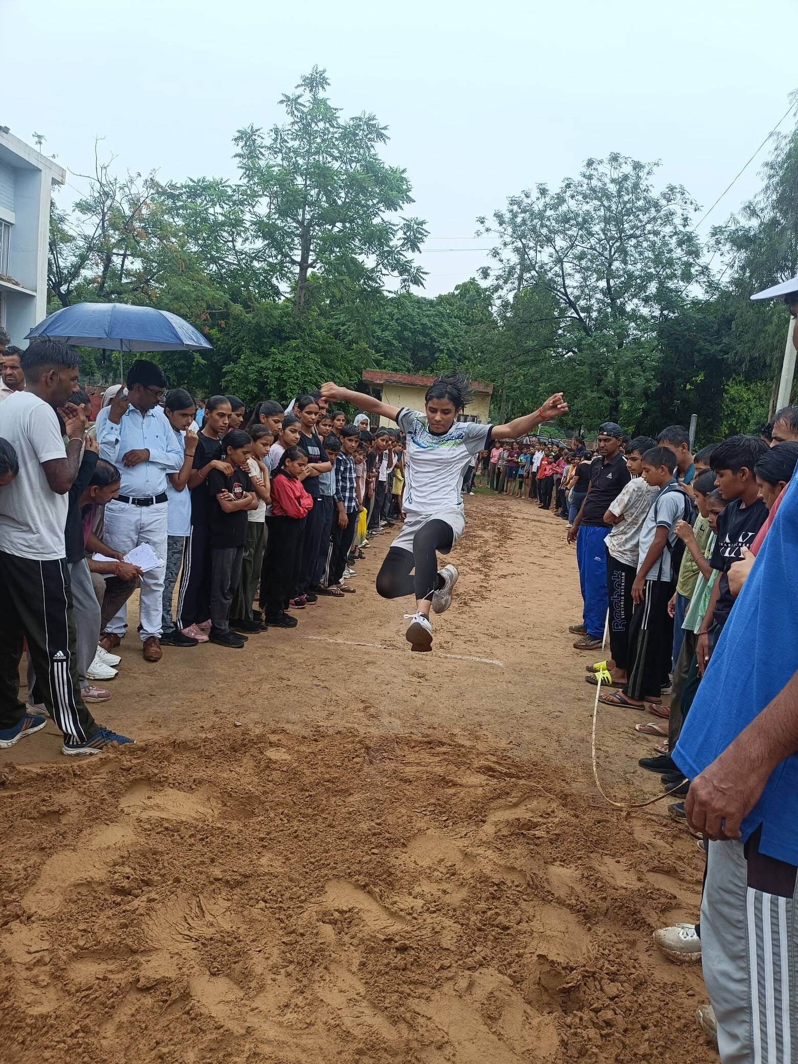तोशाम के सुरेंद्र सिंह खेल स्टेडियम में आयोजित खंड स्तरीय खेलकूद प्रतियोगिता के लंबी कूद प्रतिय