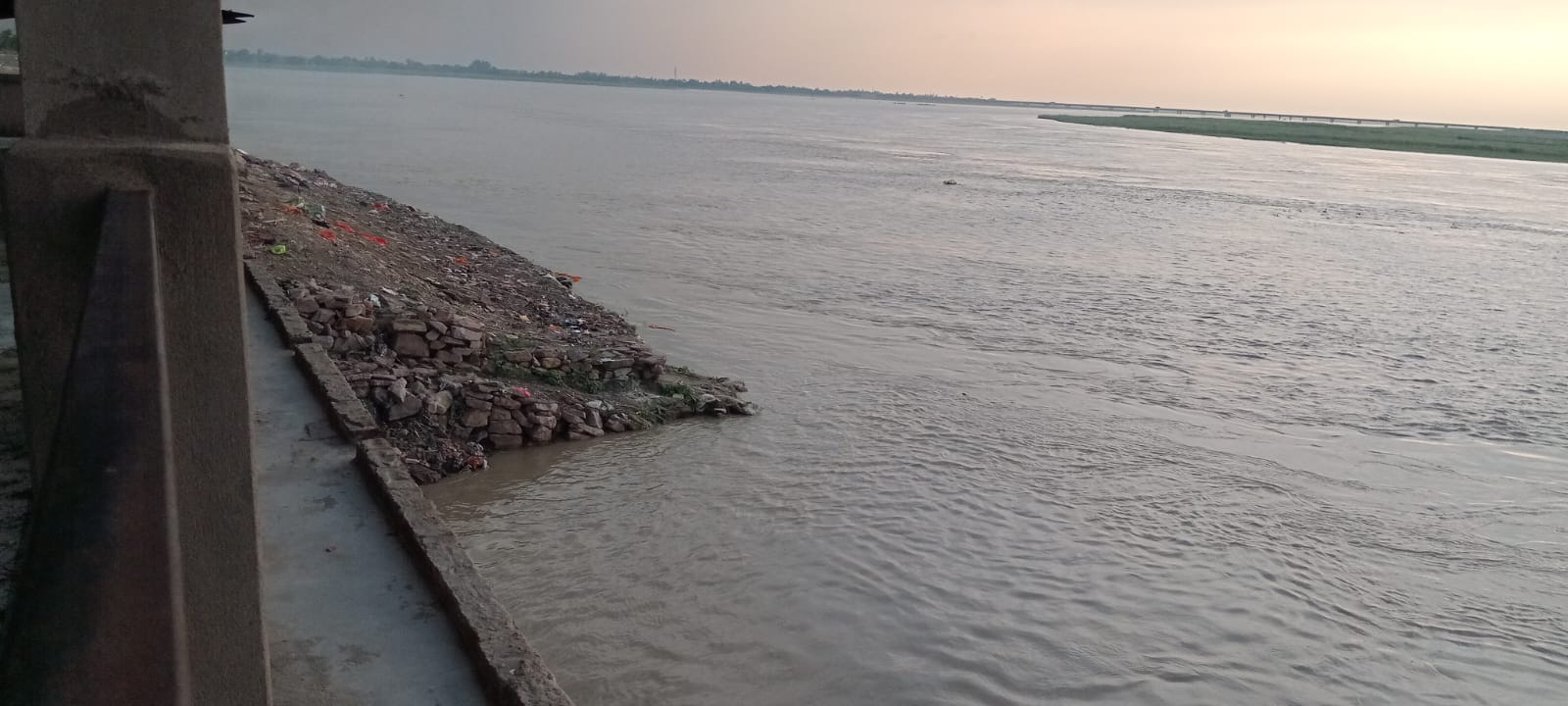 दोहरीघाट में बढ़ा सरयू नदी का जलस्तर।संवाद