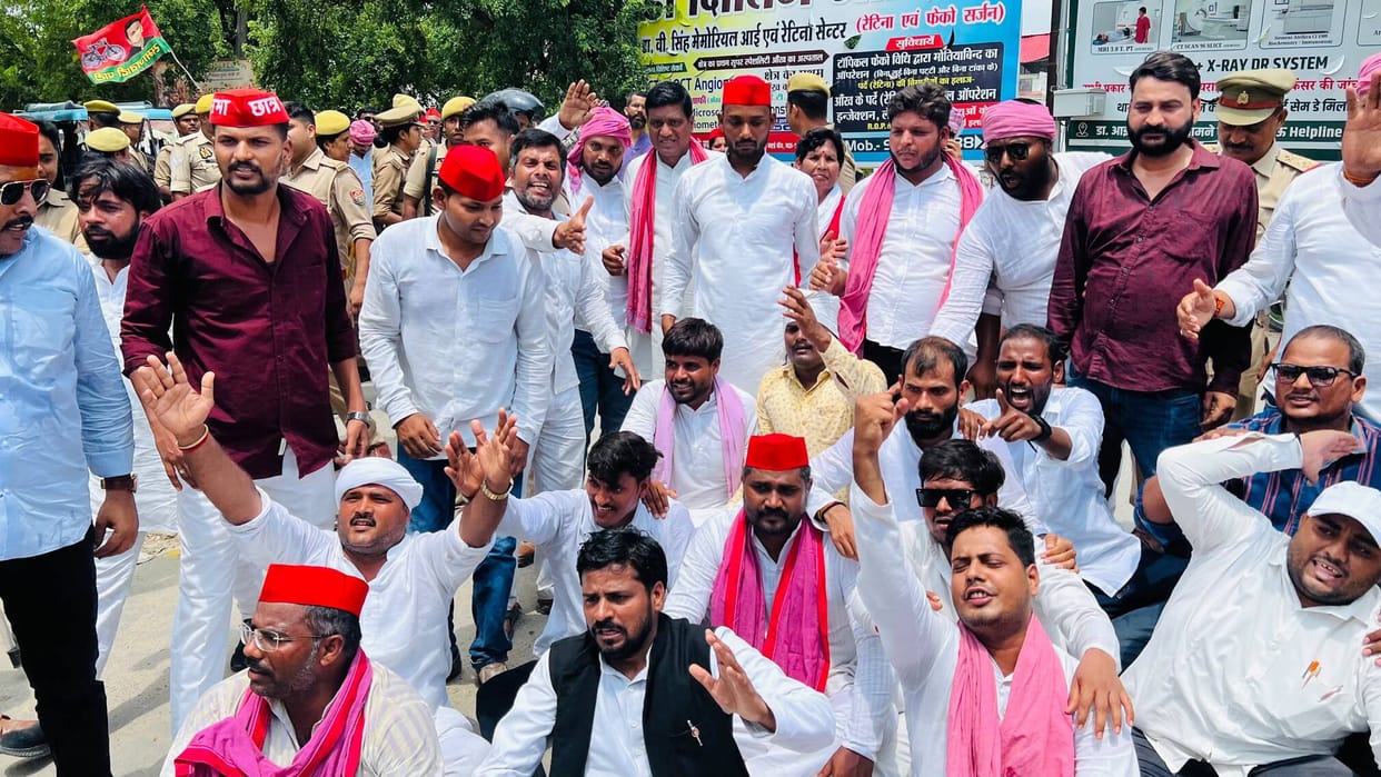 SP workers reached the District Magistrate's office in a procession, demanding the dismissal of Dharmendra Pradhan.