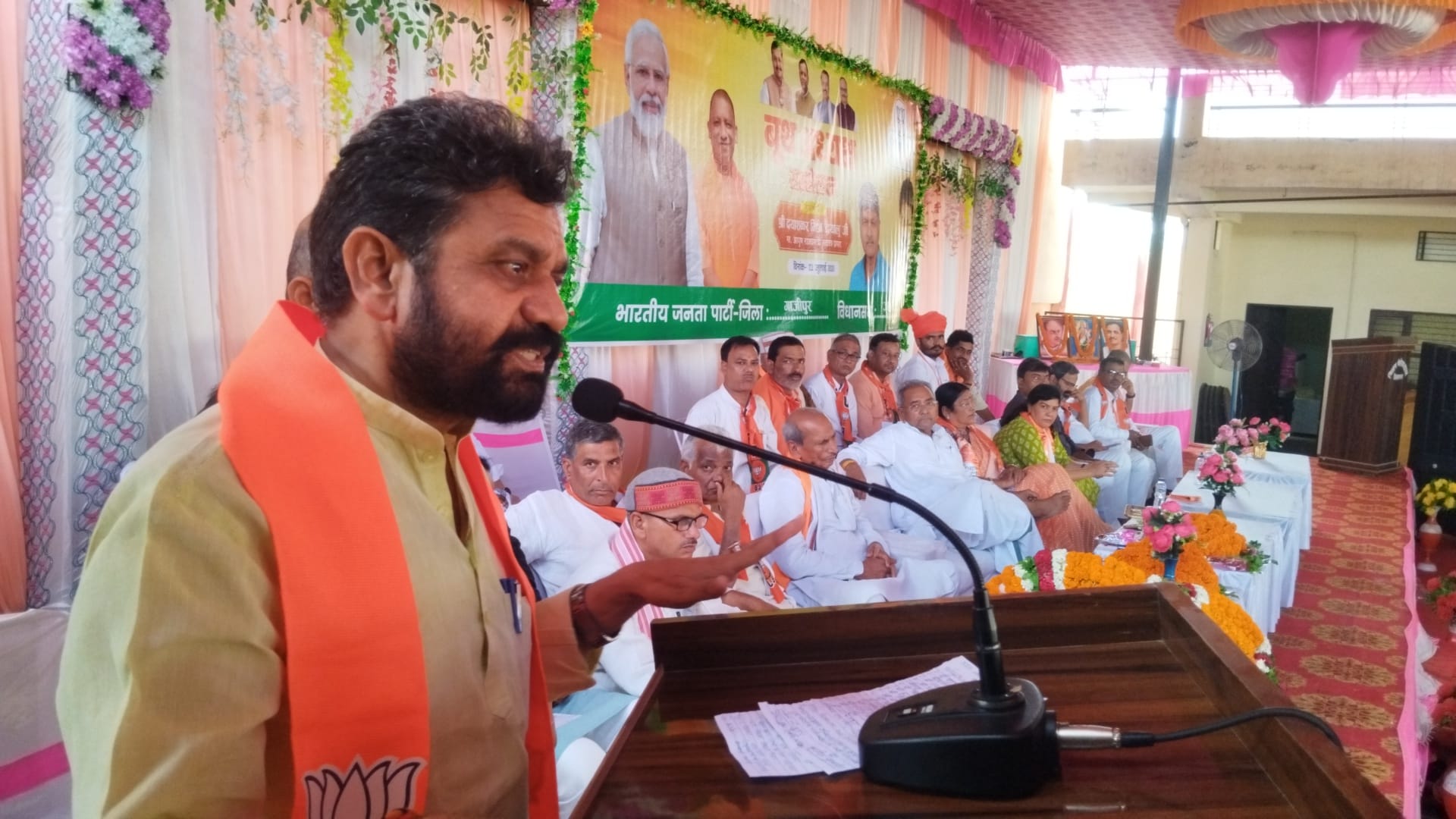 दिलदारनगर एक मैरिज हॉल में बूथ अध्यक्ष सम्मेलन को संबोधित करते प्रदेश के आयुष राजमंत्री दयाशंकर