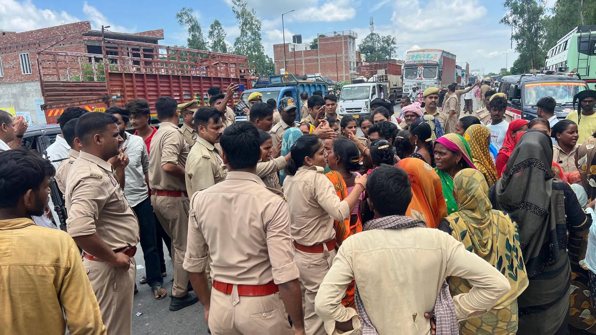 थाने के सामने सड़क जाम करने आए नाराज परिजनों को समझाती पुलिस। संवाद