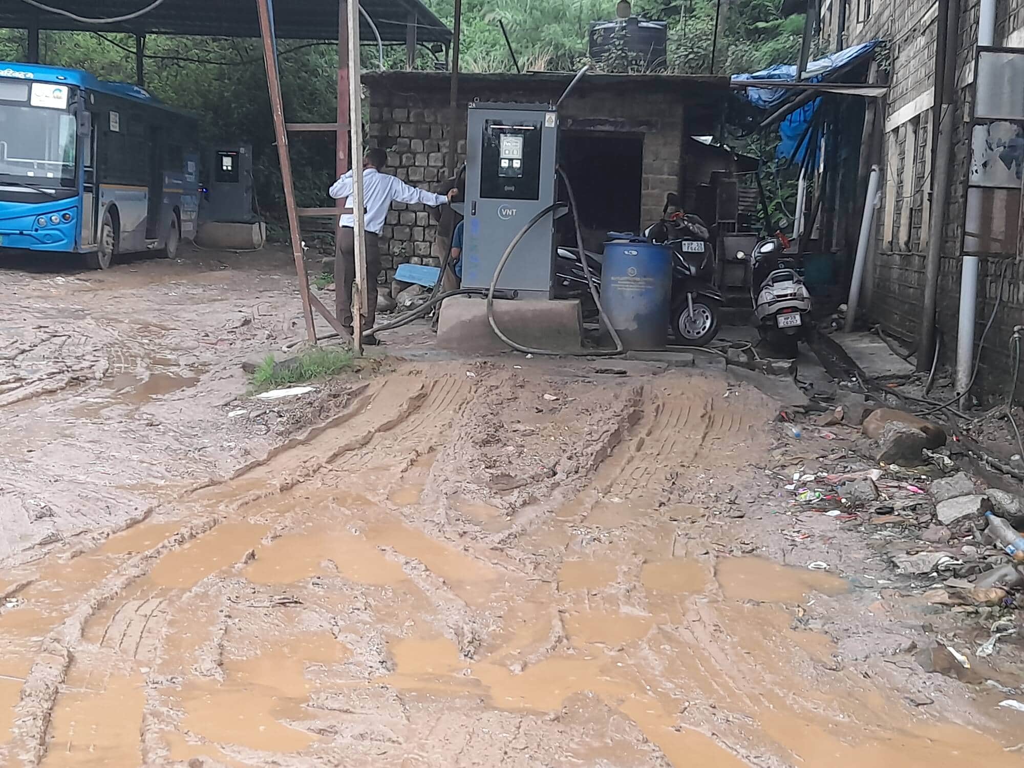 धर्मशाला बस अड्डा के पीछे चार्जिंग प्वाइंट के हाल।-संवाद