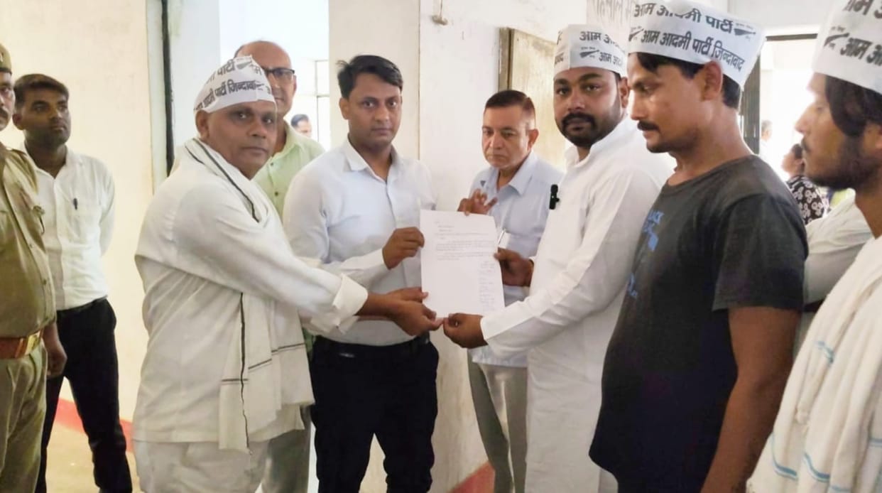 AAP workers submitted a memorandum protesting against power cuts.